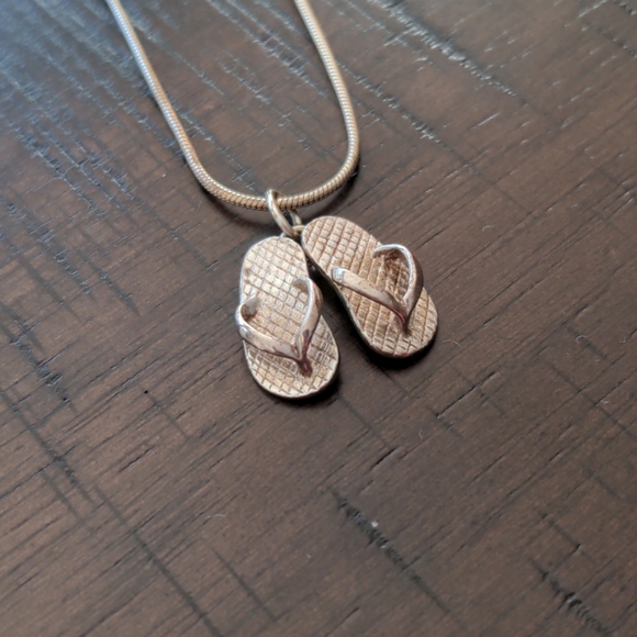 .925 Silver flip flop necklace - Picture 2 of 4